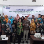 Jajaran karyawan BPJS Ketenagakerjaan (BPJAMSOSTEK) Blitar foto bersama usai sosialisasi program dan sharing session.