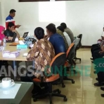 Komisi B DPRD Tuban saat mengunjungi kantor PT GCI. foto: AHMAD/ BANGSAONLINE