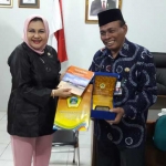 Anggota Komite III DPD RI Emillia Contessa dengan Kadispendik Gresik Mahin saat reses di Gresik. foto: SYUHUD/ BANGSAONLINE