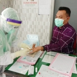 Khairul Umam saat menjalani rapid test di RSUD dr. H. Slamet Martodirdjo Pamekasan.