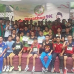 Para peserta lomba lari 9K Hari Santri Nasional foto bersama.