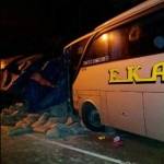 Kondisi bus Eka yang masih menancap di bagian depan truk tronton. foto: zainal/ BANGSAONLINE