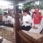 Puti Guntur saat ziarah ke makam Bung Karno.