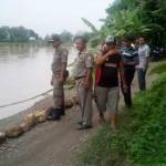 MASALAH BARU: Petugas Satpol PP Bojonegoro sedang melakukan pengecekan tanggul bengawan solo yang longsor. foto: eky nurhadi/ BANGSAONLINE