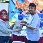 Bupati Sumenep, Achmad Fauzi, saat menerima buku karya Komunitas Bintang.