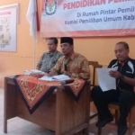 Damhudi, Ketua KPU Pacitan saat melaksanakan media gathering.