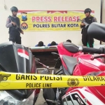 Tampak petugas Polres Blitar Kota sedang mengamankan beberapa tersangka berikut barang bukti hasil kejahatan mereka.