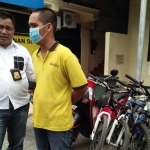 Noris dan sejumlah barang bukti saat diamankan di Mapolresta Blitar.