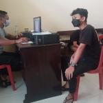 Korban saat melaporkan penipuan yang dialaminya petugas kepolisian di Polres Blitar Kota.