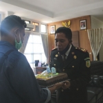 Emanuel Ahmad, Kepala Kejaksaan Negeri Bangkalan saat menerima kue ulang tahun dari Aliansi Jurnalis Bangkalan, Rabu (22/7/2020) (foto: ist).