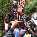 Tampak warga berusaha mengevakuasi para korban. 