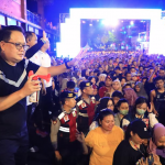 Pj Gubernur Jatim, Adhy Karyono saat memberangkatkan peserta SOMA Nite Run