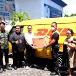 Suasana ekspor produk makanan buatan pelaku UMKM Kota Delta yang dilakukan di Kantor Bea Cukai Sidoarjo.