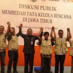 Ketua PWI Jatim dengan Kepala BPBD Provinsi Jatim foto besama dengan perwakilan wartawan yang menjadi relawan bencana.