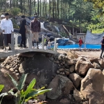 Prof. Dr. KH. Asep Saifuddin Chalim, M.A. (baju putih) didampingi Kades Kembangbelor Muhtar Efendi bersama warga sedang meninjau pembangunan Bernah De Valley, beberapa waktu lalu.