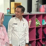 Kepala DKBPPPA Gresik, Titik Ernawati (kiri), saat meninjau kegiatan. Foto: Ist
