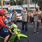 Bagi-bagi takjil yang digelar komunitas Raung 4x4 bersama PT SAB di Alun-Alun Kota Jember.