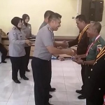 Kapolres AKBP Feby Hutagalung saat memberikan penghargaan pada para purna bhakti. 
