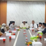 Ketua Umum MUI Gresik, KH. Ainur Rofiq Thoyyib, bersama pimpinan komisi ketika menggelar work session. Foto: Ist