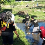 Aksi para relawan saat mengangkat sampah di Sungai Tempuran di Dusun Soko, Desa Menang, Kecamatan Pagu, Kabupaten Kediri. (foto: MUJI/ BANGSAONLINE)