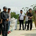 LSM JCW saat melakukan audiensi terbuka dengan kadis DLH Amin Jabir di TPA Angsanah, Pamekasan.
