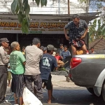 Korban kecelakaan saat dievakuasi warga dan Polisi. 