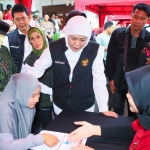 Gubernur Khofifah saat menyapa masyarakat di Pendopo Kabupaten Pasuruan.
