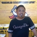 Ketua Barikade Gus Dur Kabupaten Pasuruan, Muslimin, di gerai ayam geprek miliknya.