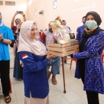 Ketua TP PKK Kota Kediri Ferry Silviana Abu Bakar (paling kanan) saat menyerahkan bantuan berupa masker kepada penyandang disabilitas. foto: ist.