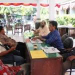 DISKUSI. Kabag Administrasi Kesra Pemkab Sidoarjo H Ilhamuddin saat berdiskusi dengan Camat Tulangan H Abd Wakhid di Pendopo Kecamatan Tulangan. foto: khumaidi/BANGSAONLINE