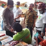 BLUSUKAN: Bambang Haryo Soekartono (BHS) membagikan masker di Pasar Krian, Kamis (16/4). foto: MUSTAIN/ BANGSAONLINE