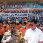 Kapolres Madiun Kota, AKBP Suryono menyampaikan keberhasilannya dalam mengungkap kasus di tahun 2022. Foto : Hendro Suhartono/BANGSAONLINE.com