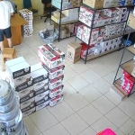 Tangkapan layar CCTV saat dua WNA diduga mencuri di sebuah toko di Ponorogo