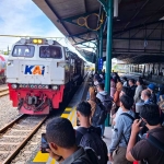 Lalu lalang penumpang di stasiun Madiun.