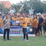 Penyerahan piala turnamen sepak bola Gajah Mas Cup 2023. Foto: Humas