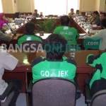 Perwakilan pengemudi Gojek saat dengar pendapat dengan Komisi D DRPD Surabaya. foto: maulana/ BANGSAONLINE