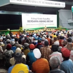 Ribuan abang becak berkumpul di SOR Tri Dharma untuk menerima santunan dari Petrokimia Gresik. foto: ist