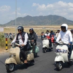 Wali Kota Kediri, Abdullah Abu Bakar, saat mengendarai vespa bersama scooterist. Foto: Ist