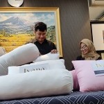 Produk bantal dan guling dengan merek Ivana milik CV Amore Timor Jaya Collections saat diperagakan.