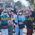 Barisan emak-emak yang terus meneriakkan yel-yel untuk pasangan AMIN. Foto: MUJI HARJITA/BANGSAONLINE