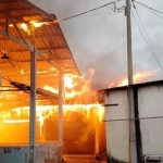 Salah satu kios di Pasar Mojoduwur Jombang yang terbakar, Jumat (9/5/2025). Foto: Ist.
