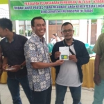 Project Coordinator NGRR Tuban, Kadek Ambara Jaya saat memberikan talih asih kepada penggarap lahan milik KLHK.
