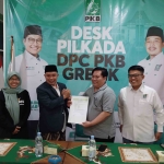  Triputro Utomo (dua dari kanan) menyerahkan formulir pendaftaran bacawabup kepada Abdul Qodir. Foto: Ist.