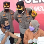 Kapolresta Sidoarjo, Kombes Pol Kusumo Wahyu Bintoro, saat meninjau vaksinasi lansia di Polsek Krian.