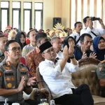 Bupati Ngawi, Ir. Budi Sulistiyono hadir dalam acara penutupan program GEO di Aula Yonarmed 12. Rabu, didampingi Danyonarmed 12/ Divif/2 Kostrad, Letkol Arm Ronald, F. Siwabessy.