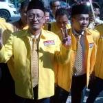 Pasangan cabup-cawabup, Arjuna ketika mendatangi kantor KPUD. (syuhud/BANGSAONLINE)