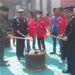 Pemusnahan BB hasil razia di ruang tahanan Napi, beberapa waktu lalu.