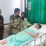 Wabup Sidoarjo H Nur Ahmad Syaifuddin saat menjenguk korban kebakaran pabrik plastik, di RSUD Sidoarjo, Kamis (21/4). foto: musta