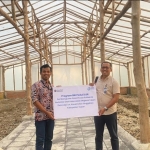 Branch Manager BRI Tuban, M. Ismail Fahmi (Kanan) simbolis menyerahkan Greenhouse di Kampus Mapena Singgahan. Foto: bangsaonline