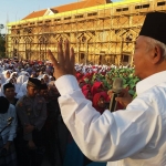 Dr KH Asep Saifuddin Chalim, MA saat menyampaikan pesan Hari Santri Nasional (HSN) di depan puluhan ribu santrinya di lapangan terbuka Kembangbelor Pacet Mojokerto Jawa Timur, Senin (22/10/2018). Foto: MMA/bangsaonline.com